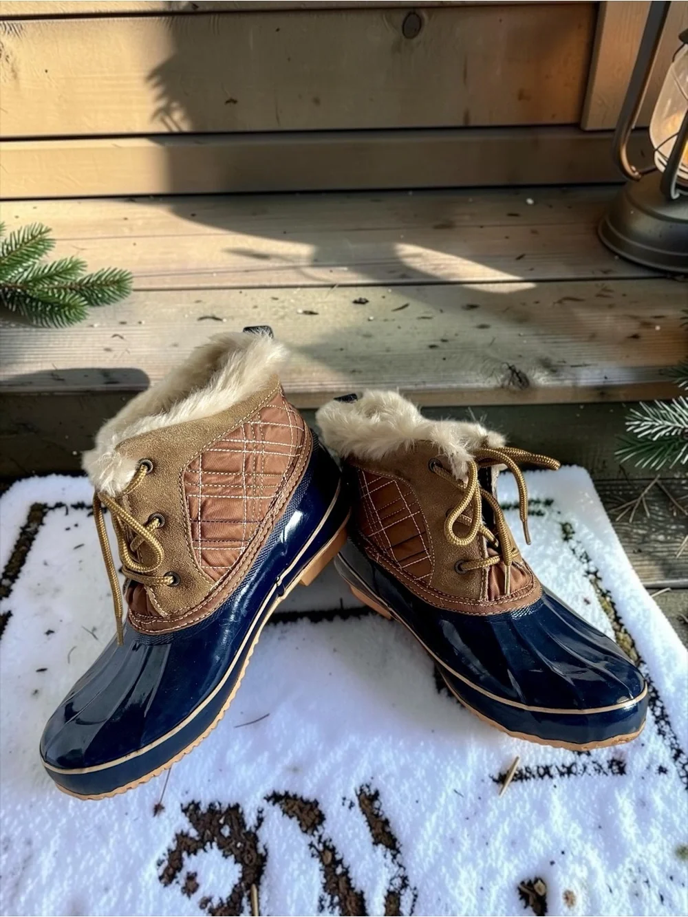 Khombu Women’s Size 8 Navy & Tan Winter Boots Faux Fur Trim